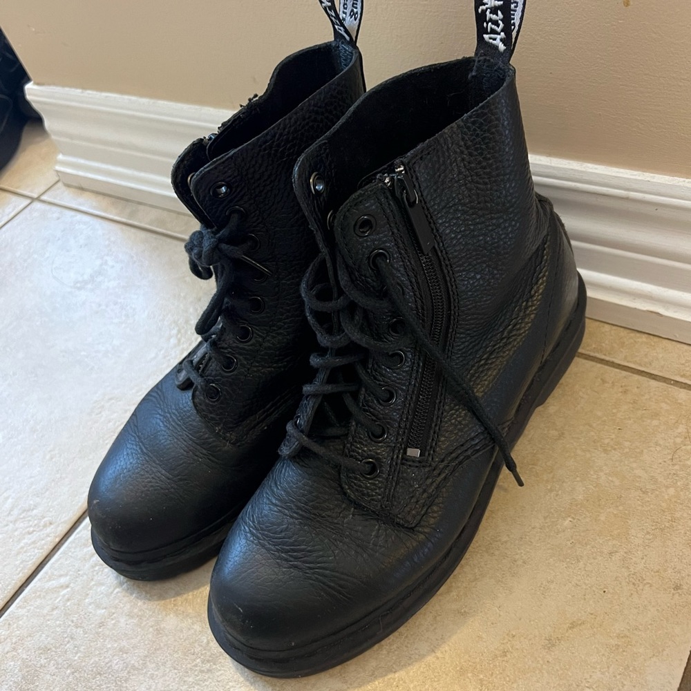 Dr. Marten 1460 boots mono